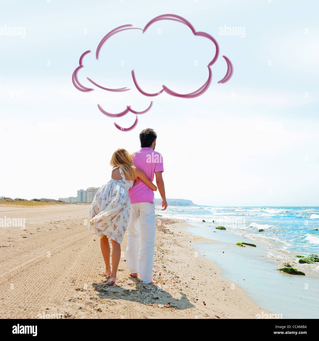 Paar am Strand Hand in Hand und Fuß. Sonniger Tag, leuchtenden Farben. Europa, Spanien, Costa Blanca. Leere Wolke Ballon Stockfoto
