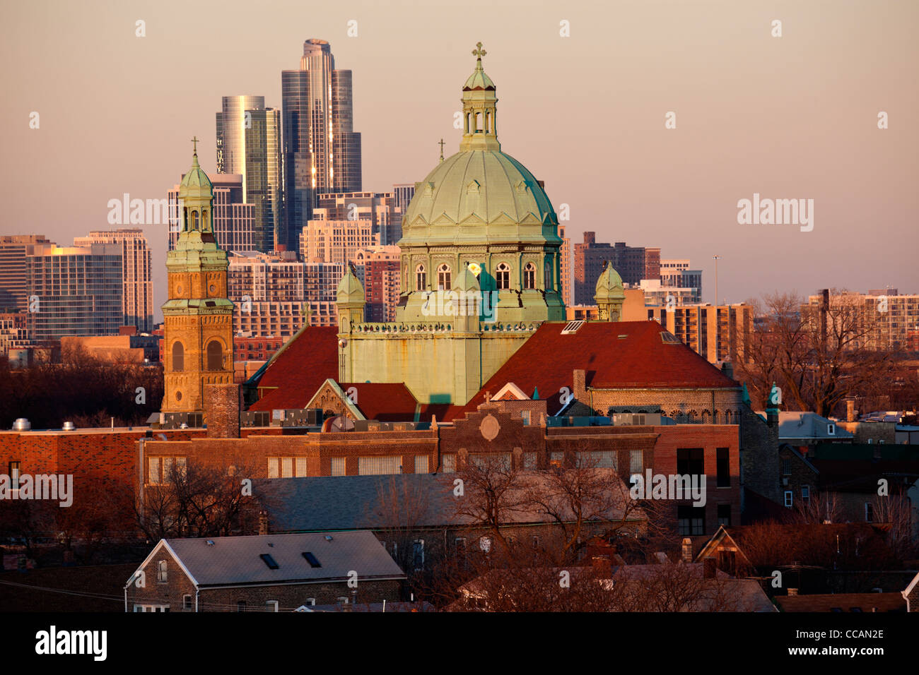 South Side Chicago Kirche und Innenstadt von Gebäuden im Hintergrund Stockfoto