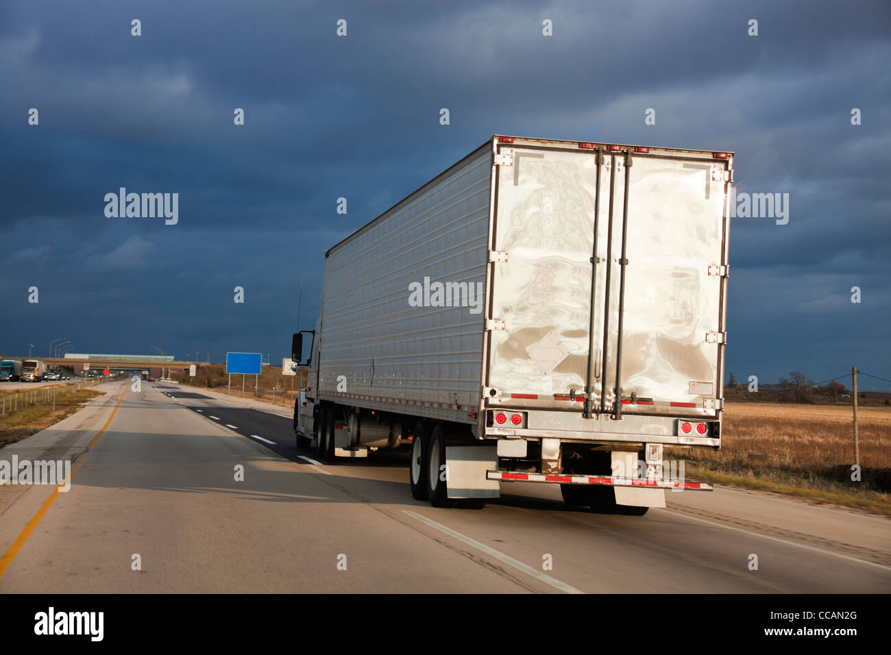 Sattelschlepper auf der Autobahn Stockfoto Sattelschlepper auf der Autobahn Stockfoto
