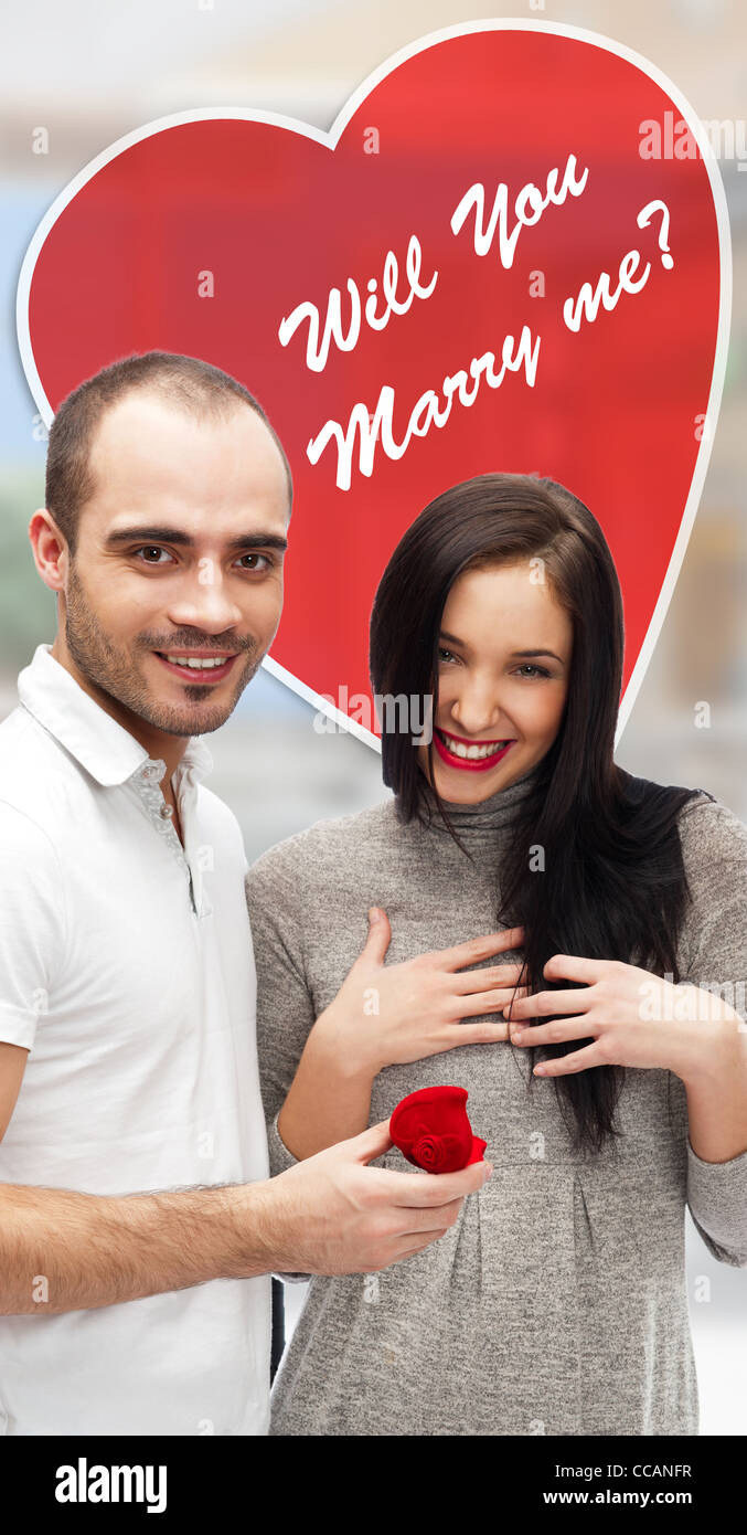 Porträt von Erwachsenen glücklich gifting zu seiner Frau einen Ring um sie bei ihrem Date zu überraschen Stockfoto