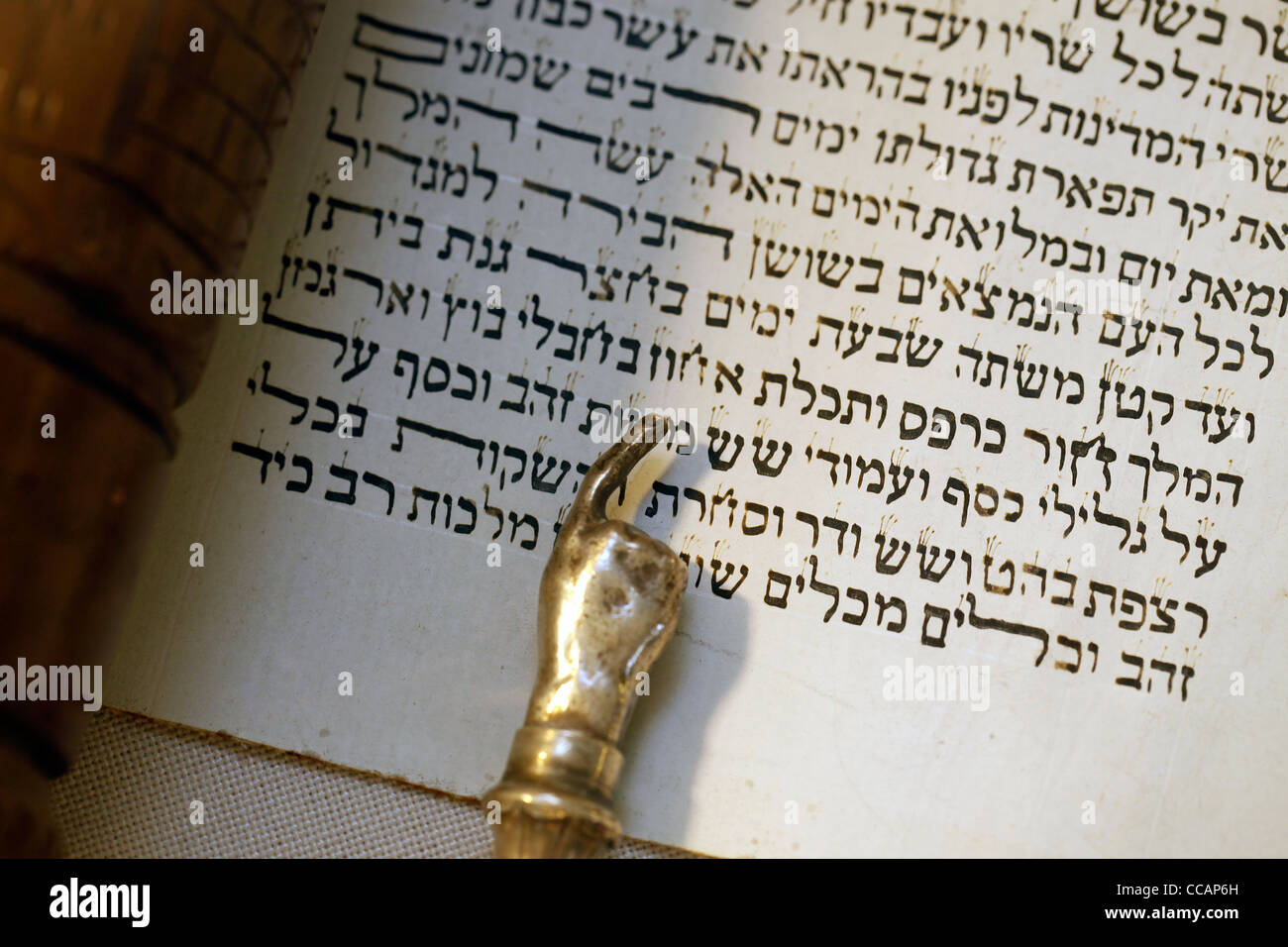 Ein silber Yad jüdische rituelle Zeiger, im Volksmund als Tora Zeiger, vom Reader verwendet, um den Text während der Tora lesen aus dem Pergament Thorarollen zu folgen bekannt Stockfoto