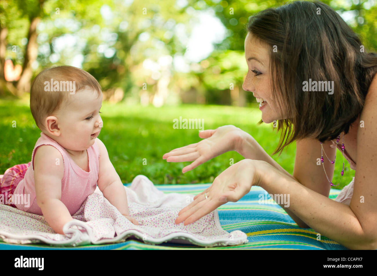 Mutter mit Baby im freien Stockfoto