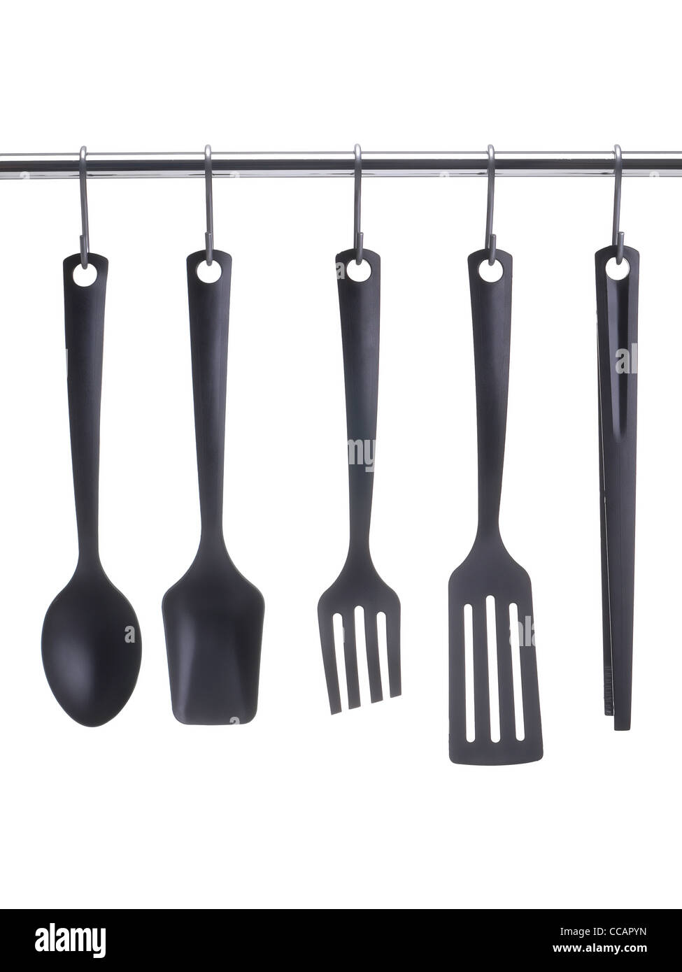 Schwarzer Kunststoff Küchenutensilien hängen Metallgeländer auf weißem Hintergrund Stockfoto