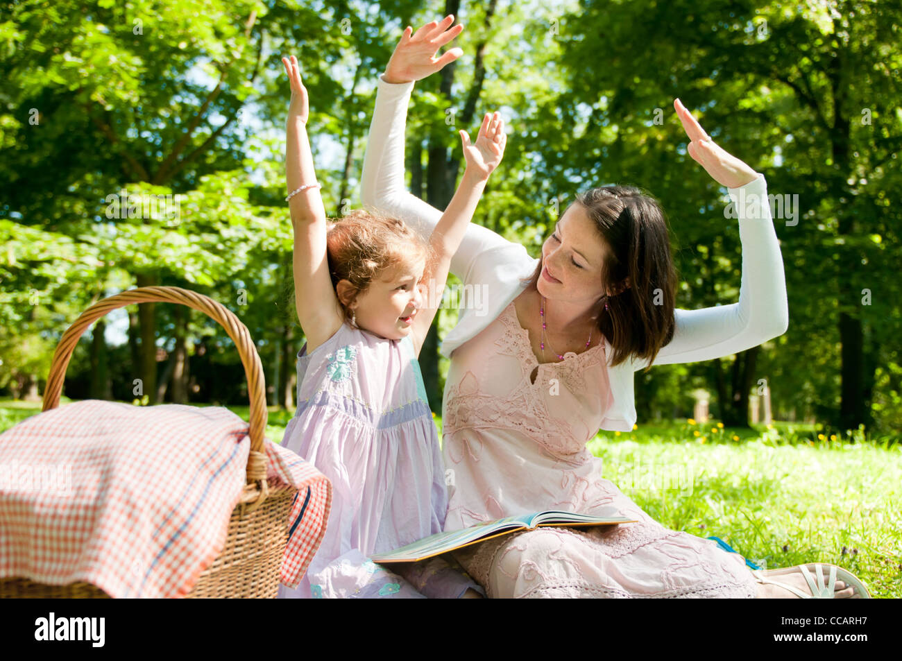 Mutter und Kind Lesebuch Picknick im park Stockfoto
