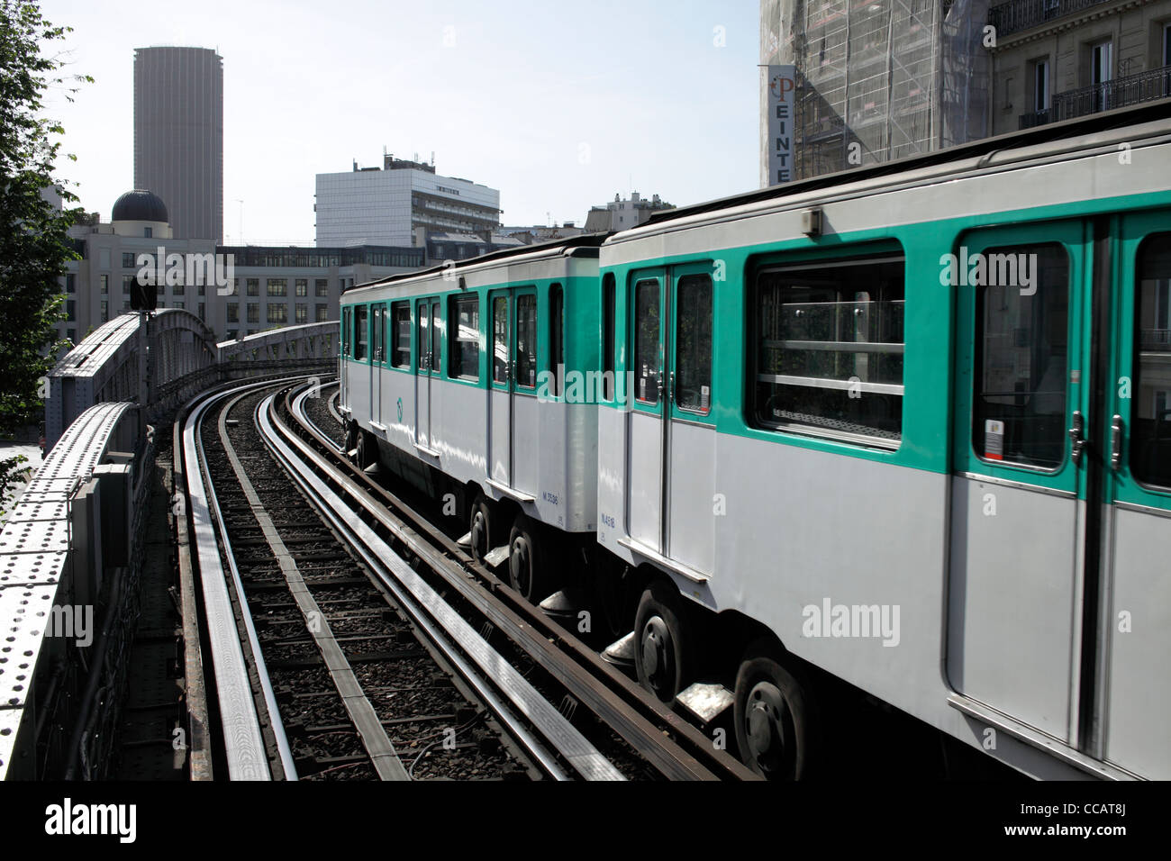 U-Bahn-Zug auf der Linie 6 Haltestelle Sèvres Lecourbe, Paris. Beachten Sie die Gummireifen auf Räder und horizontale Hilfslinie. Stockfoto