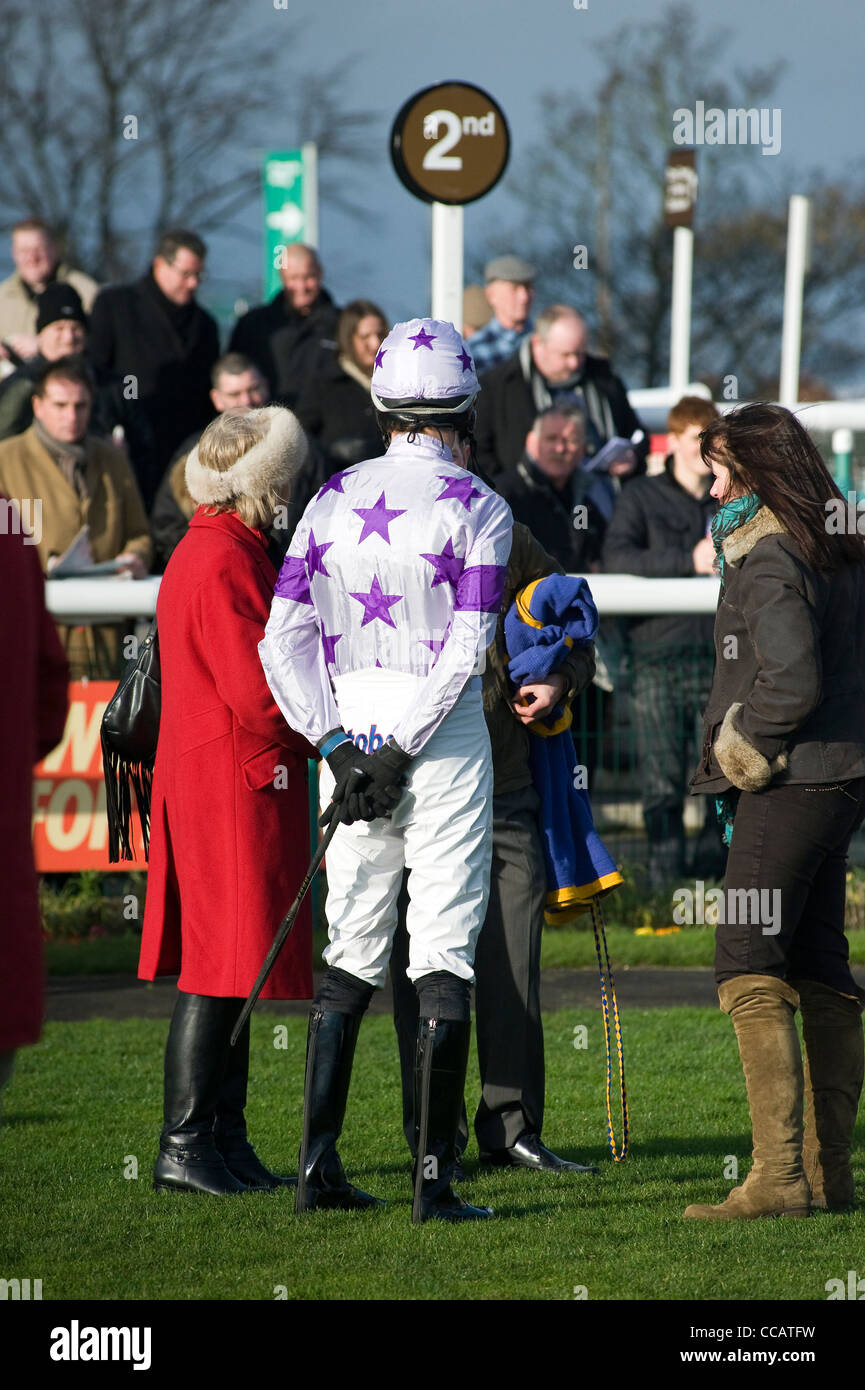 Sprechen Sie mit jockey, Doncaster, Rennen Pferdetrainer und Besitzer. 2011 Stockfoto