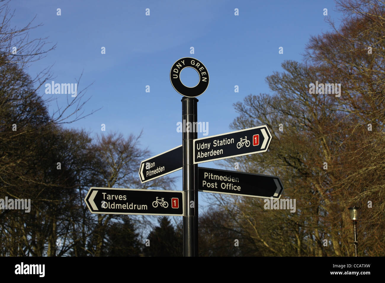 Straßenschild in der Mitte des kleinen Dorf Udny Green in Aberdeenshire, Schottland, Vereinigtes Königreich Stockfoto