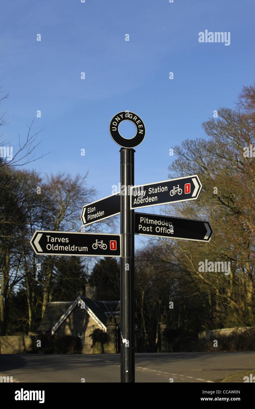 Straßenschild in der Mitte des kleinen Dorf Udny Green in Aberdeenshire, Schottland, Vereinigtes Königreich Stockfoto