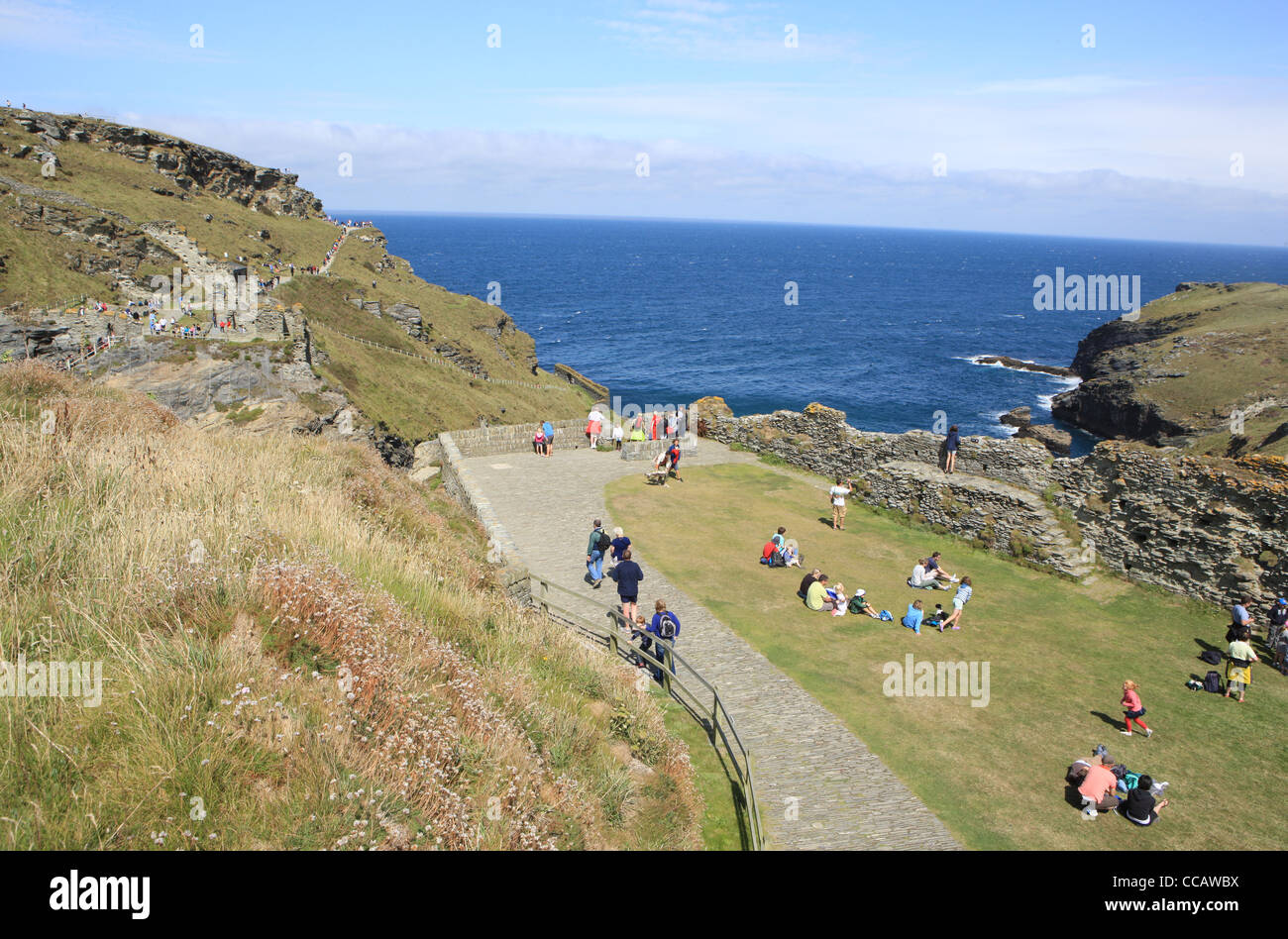 Besucher an der North Cornish Küste in Tintagel Castle an einem Sommertag Stockfoto