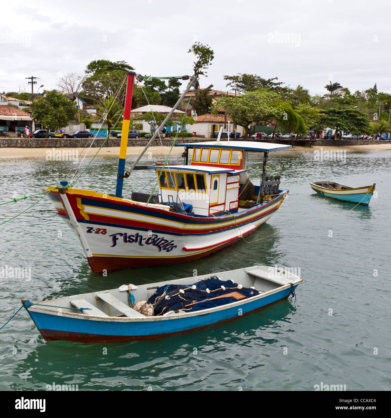 Angelboote/Fischerboote vor Anker in Armacao Dos Buzios Brasilien Stockfoto