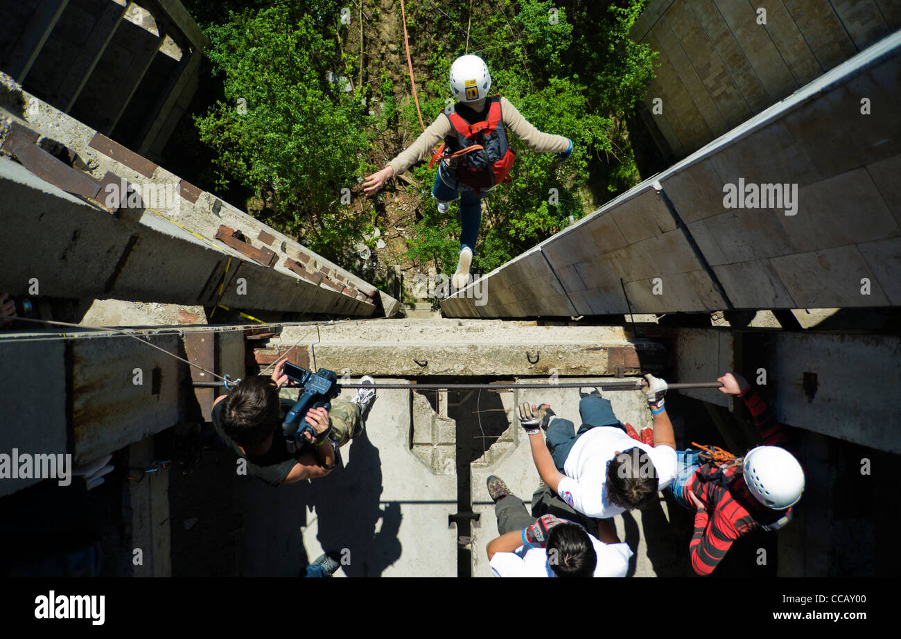 Seil-Brücke (Bungee-Jumper) mit anderen Springern, die gerade von oben der verlassenen Gebäude 40 Meter hoch springen Stockfoto