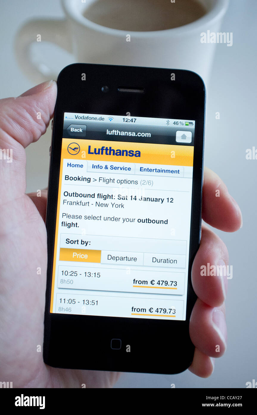 Buchung eines Fluges mit der Lufthansa über ein iPhone 4g Smartphone app Stockfoto