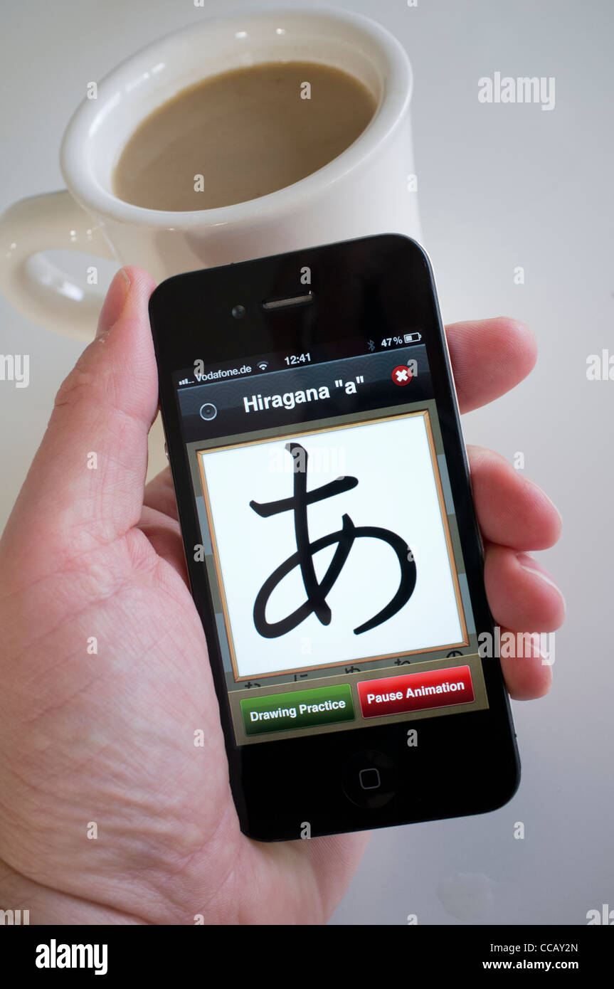 Schüler lernen Japanisch mit Bildungs-Anwendung auf ein iPhone 4 g Smartphone schreiben Stockfoto