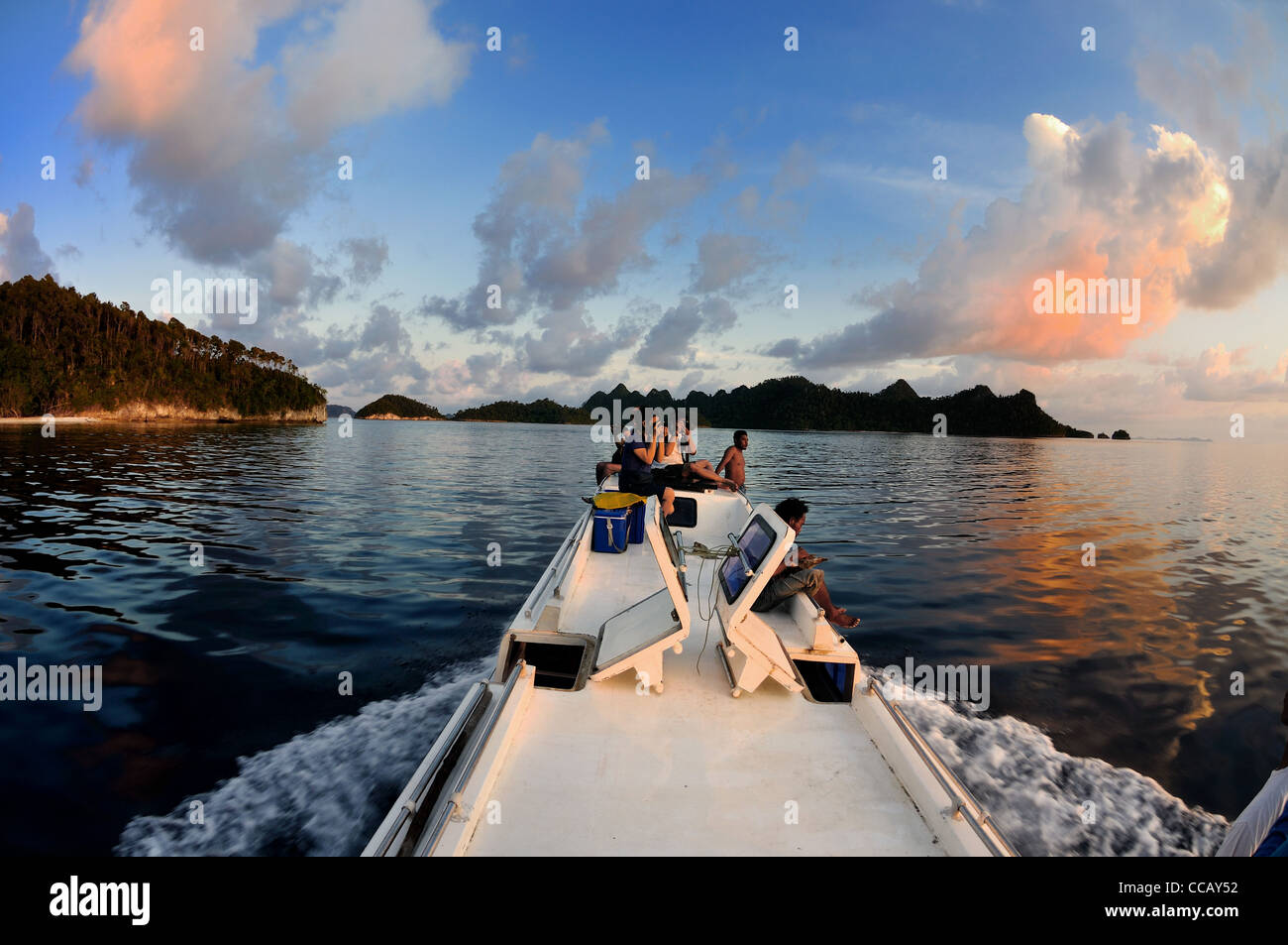 Jagd-Sonnenuntergang in Raja Ampat Inseln Stockfoto