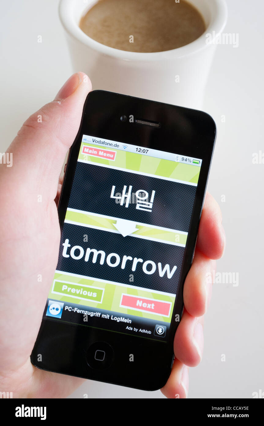 Schüler lernen Koreanisch mithilfe eine Bildungs-app auf einem iPhone 4g Smartphone Stockfoto