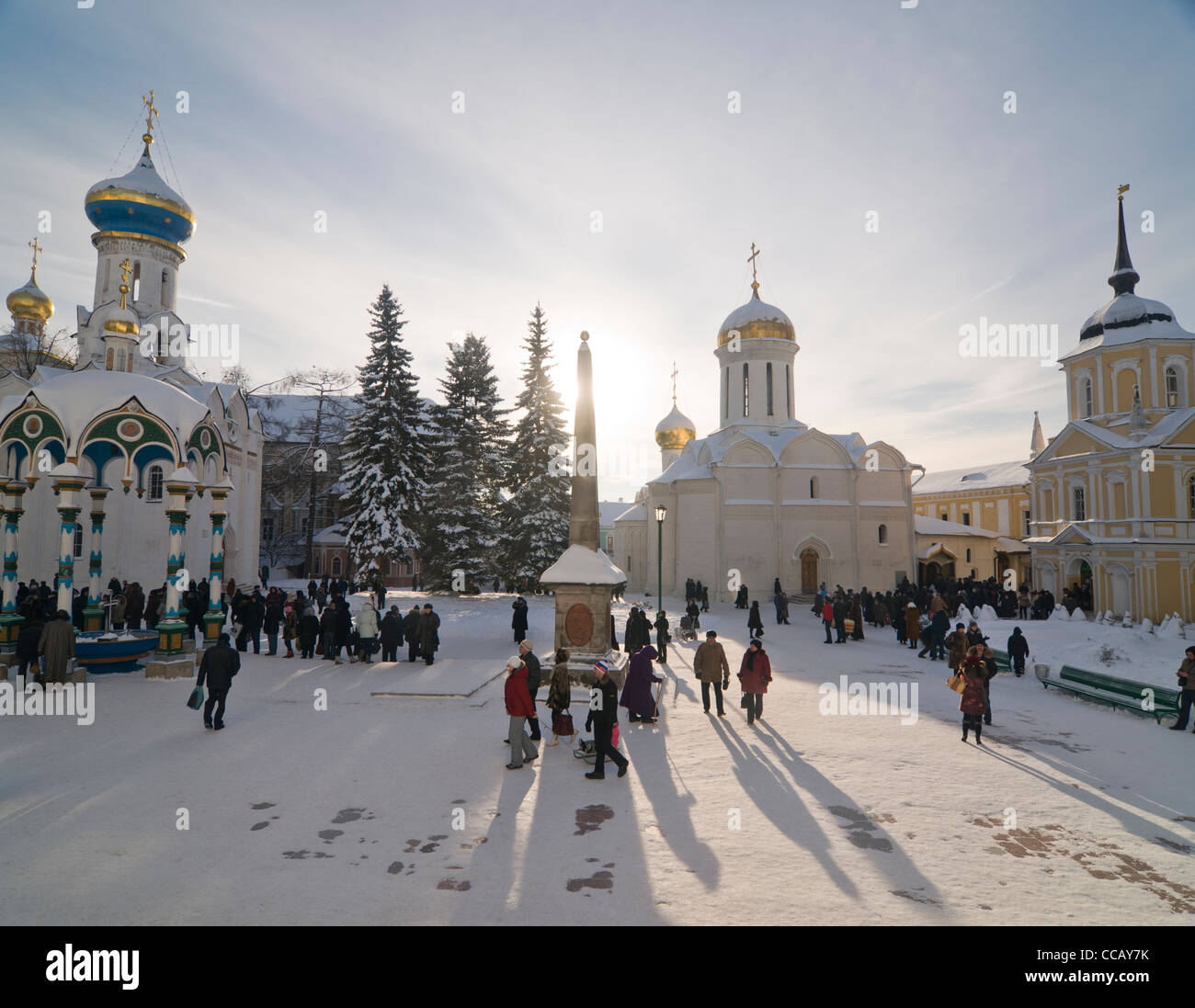 Menschen sammeln um feiern orthodoxe Weihnachten in TroizaSergieva Lawra in Sergijew Posad