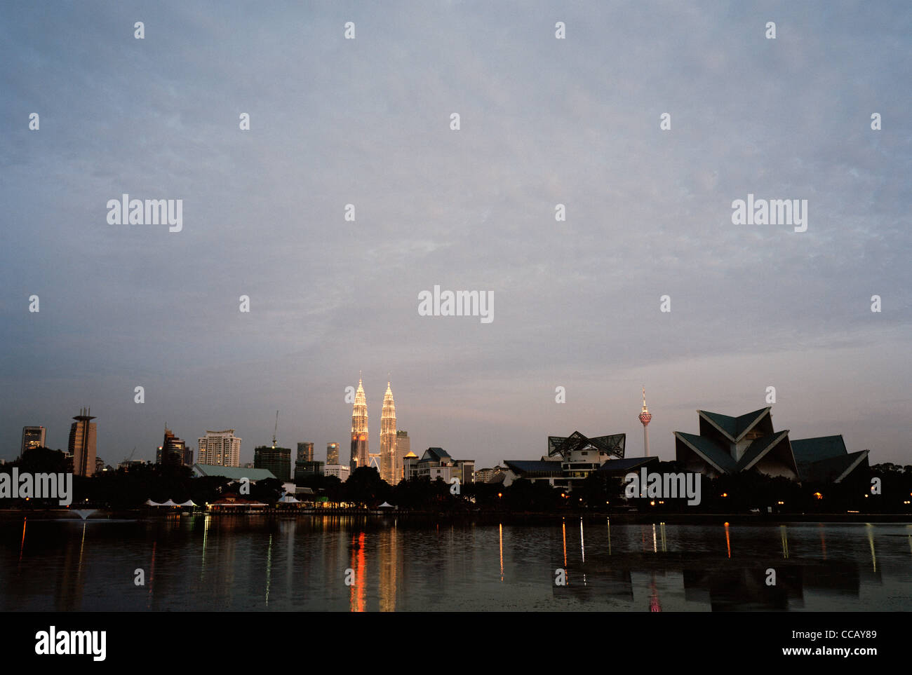 Einen Panoramablick auf See Titiwangsa Gärten auf die Skyline von Kuala Lumpur und die Petronas Towers und Istana Budaya in Malaysia Fernost Südostasien. Stockfoto