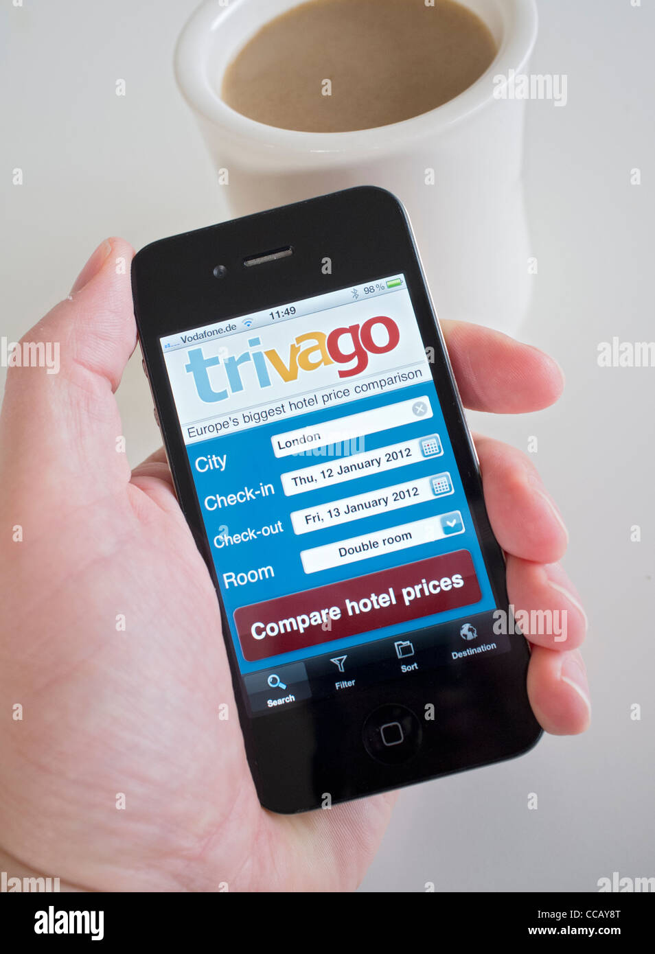 Hotel in London mit Trivago Online-Anwendung auf ein iPhone 4g Smartphone buchen Stockfoto