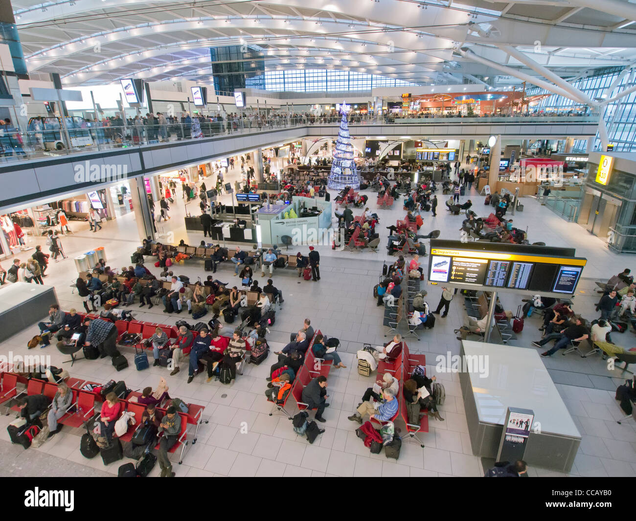 Innere des geschäftigen Terminal 5 am Flughafen Heathrow in London Vereinigtes Königreich