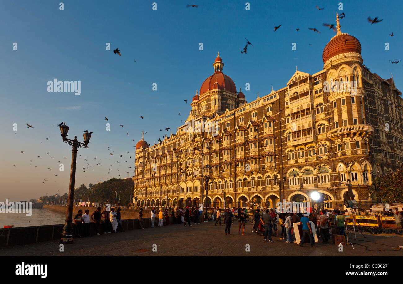 Das Taj Mahal Palace Hotel in Mumbai Bombay Indien bei Sonnenaufgang mit einer Besatzung von Bollywood Movie maker Stockfoto