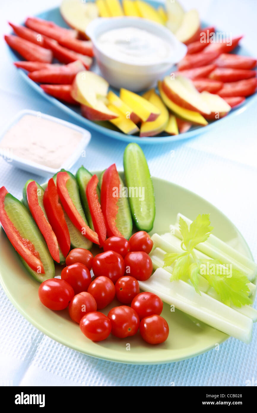 Rohes Gemüse und Obst mit Quark und Joghurt-dip Stockfoto