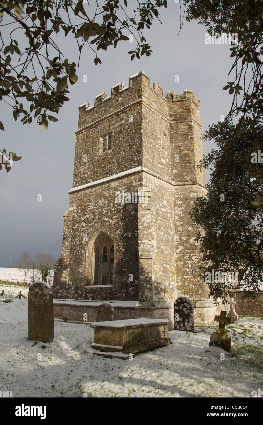 Der Turm der historischen 12. Jahrhundert Kirche Whitcombe, im Schnee. Der Dorset Dichter William Barnes war Pfarrer von 1847 bis 1852. England, UK Stockfoto