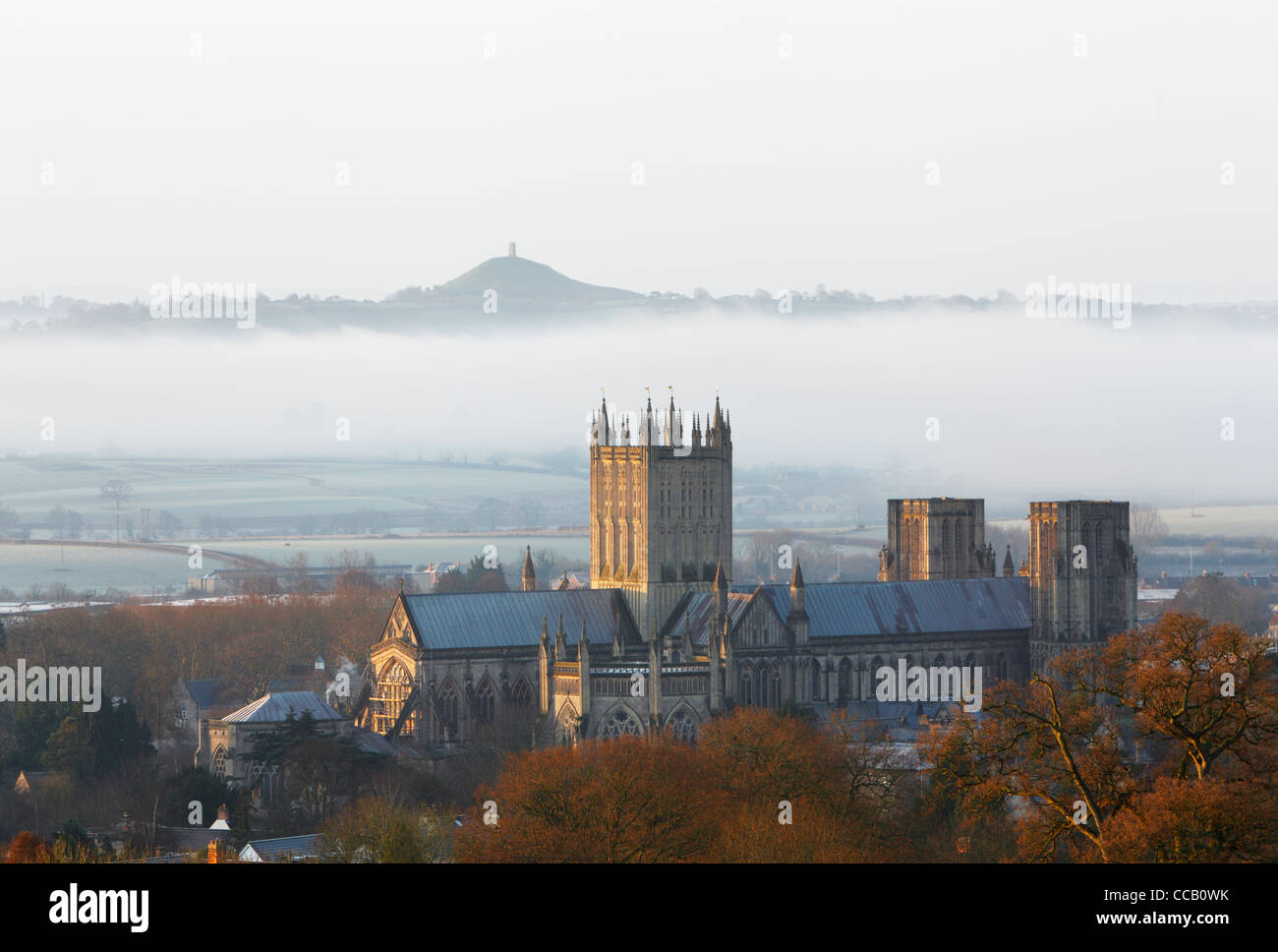 Wells Cathedral mit Glastonbury Tor in der Ferne. Winter. Somerset. England. VEREINIGTES KÖNIGREICH. Stockfoto