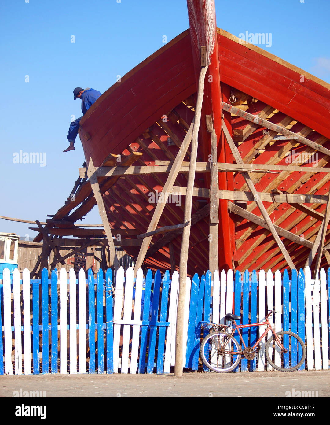 Gebäude ein hölzernes Fischerboot, Essaouira, Marokko Stockfoto