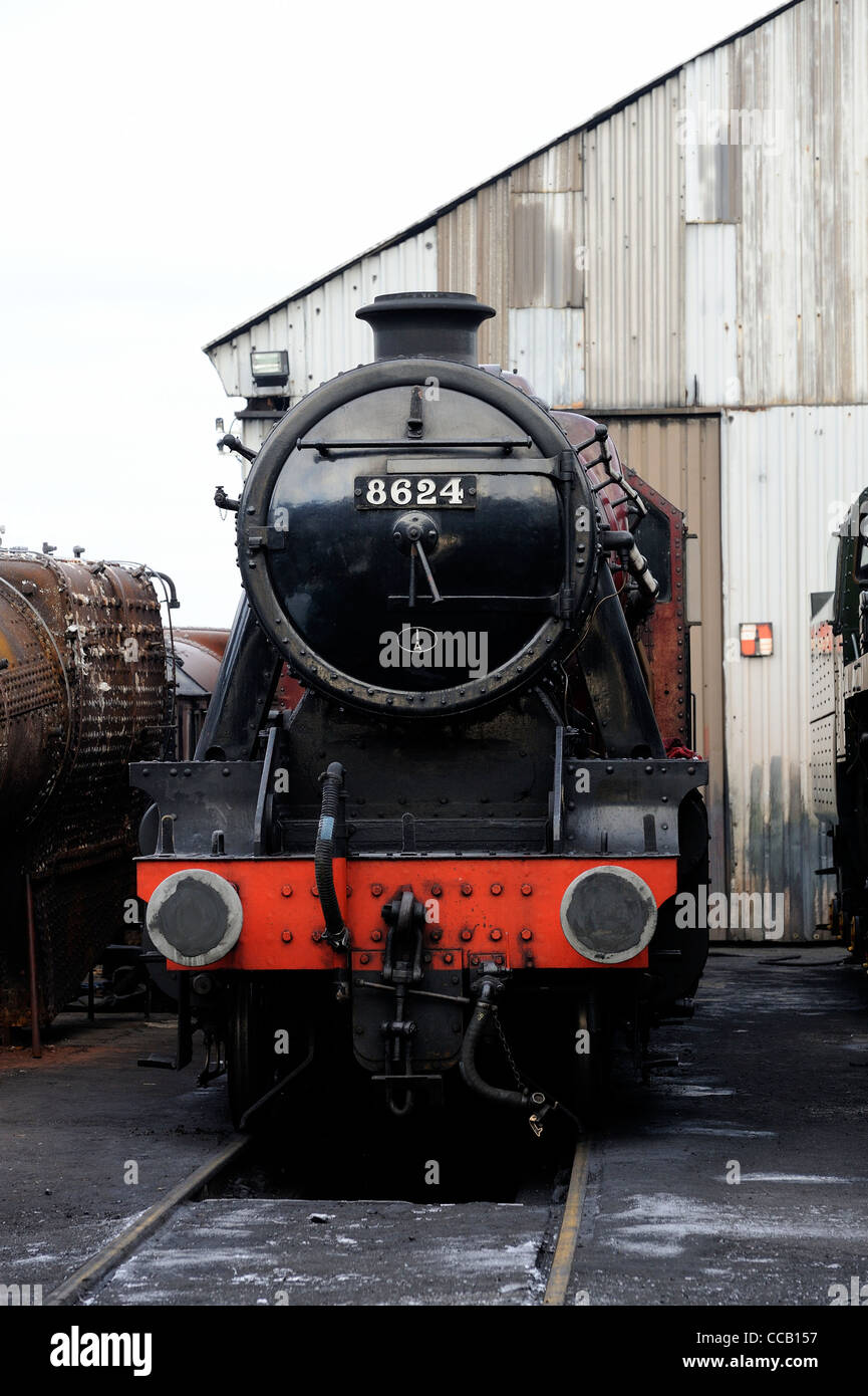 LMS Stanier 8F 2-8-0 Lok 8624 stehen außerhalb der Haupthalle an der großen zentralen Bahnhof Loughborough England uk Stockfoto