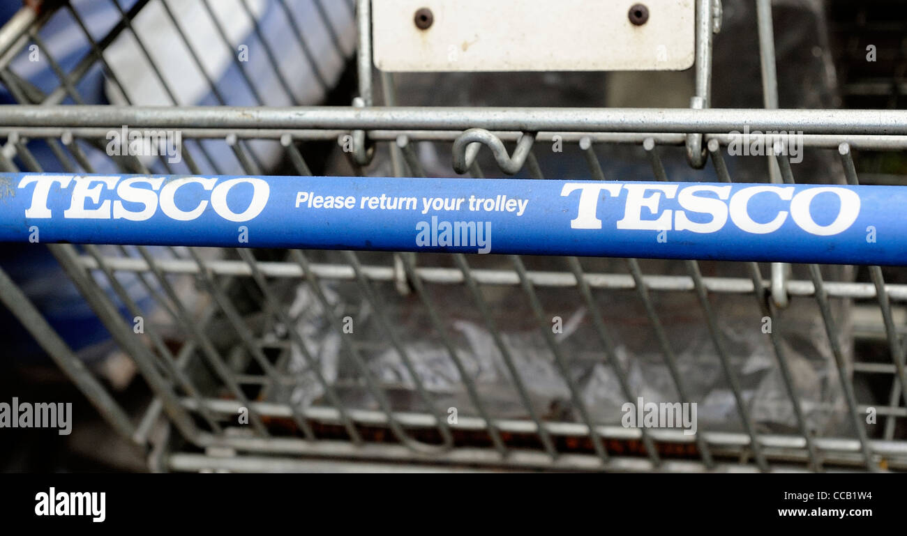 ein Tesco Einkaufswagen mit einer Botschaft an Kunden, schicken Sie Ihre Wagen England uk Stockfoto