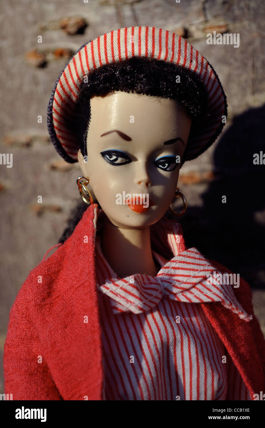 Vintage #1 1959 Pferdeschwanz Barbie-Puppe von Mattel. Barbie trägt  1960-1961 Mode-Designer-Anzug, beschäftigt Gal Stockfotografie - Alamy