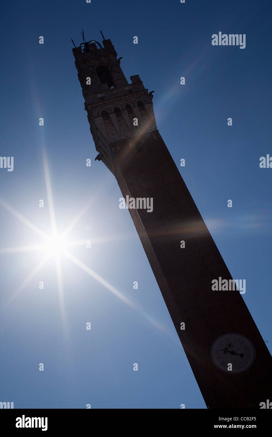 Die Sonne brannte auf den Torre del Mangia oder Turm des Eater. Siena. Italien. Stockfoto
