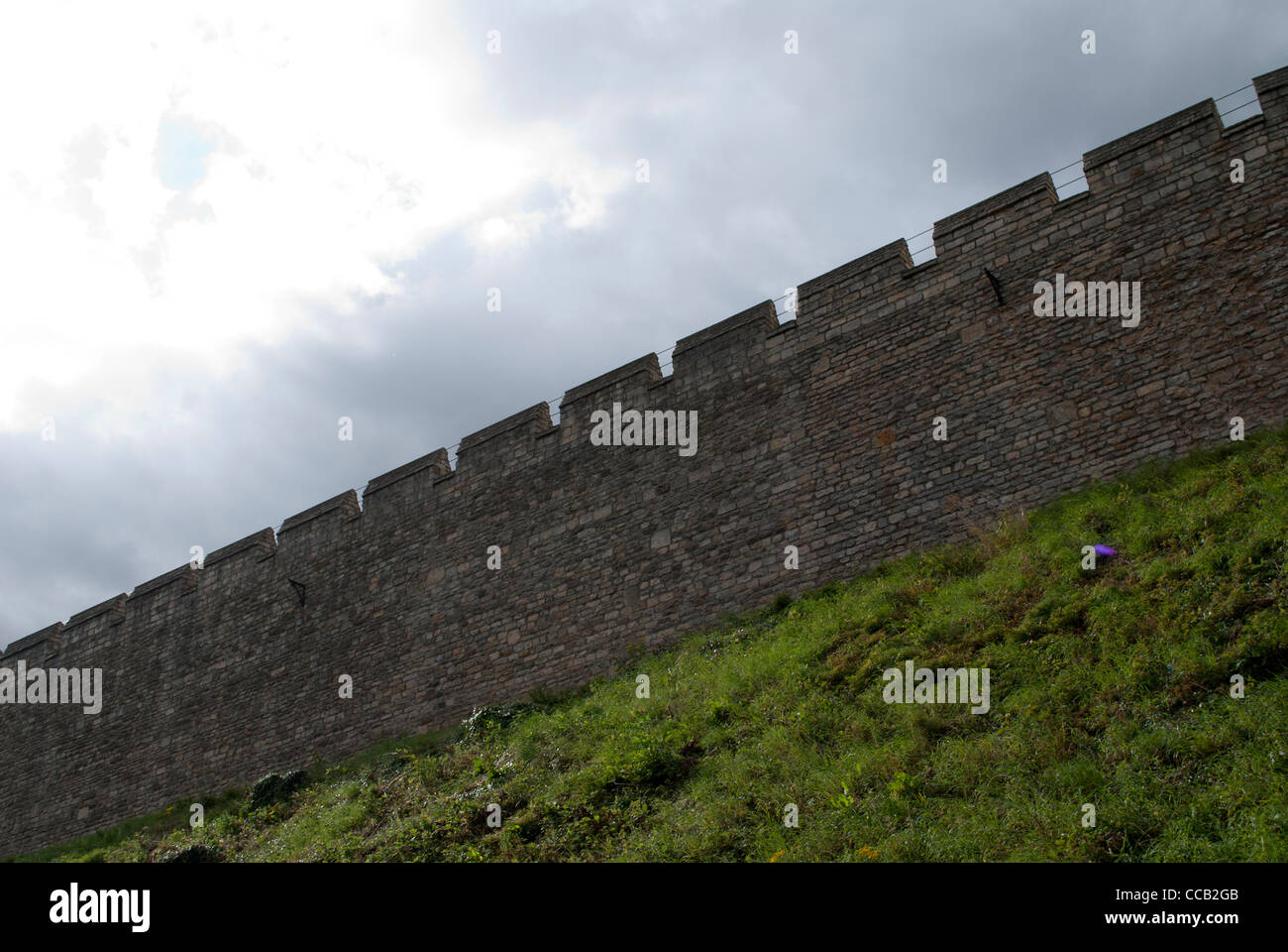 Wand von der Rückseite des Lincoln Castle von der Unterseite des steilen Rasen Hügel Stockfoto