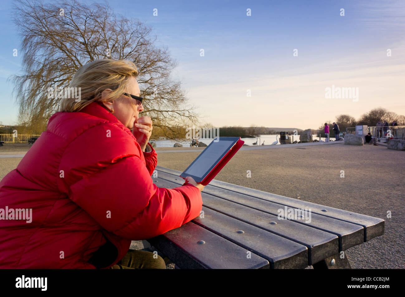 Frau mit einem Ipad 2 Computer Tablet im freien Stockfoto