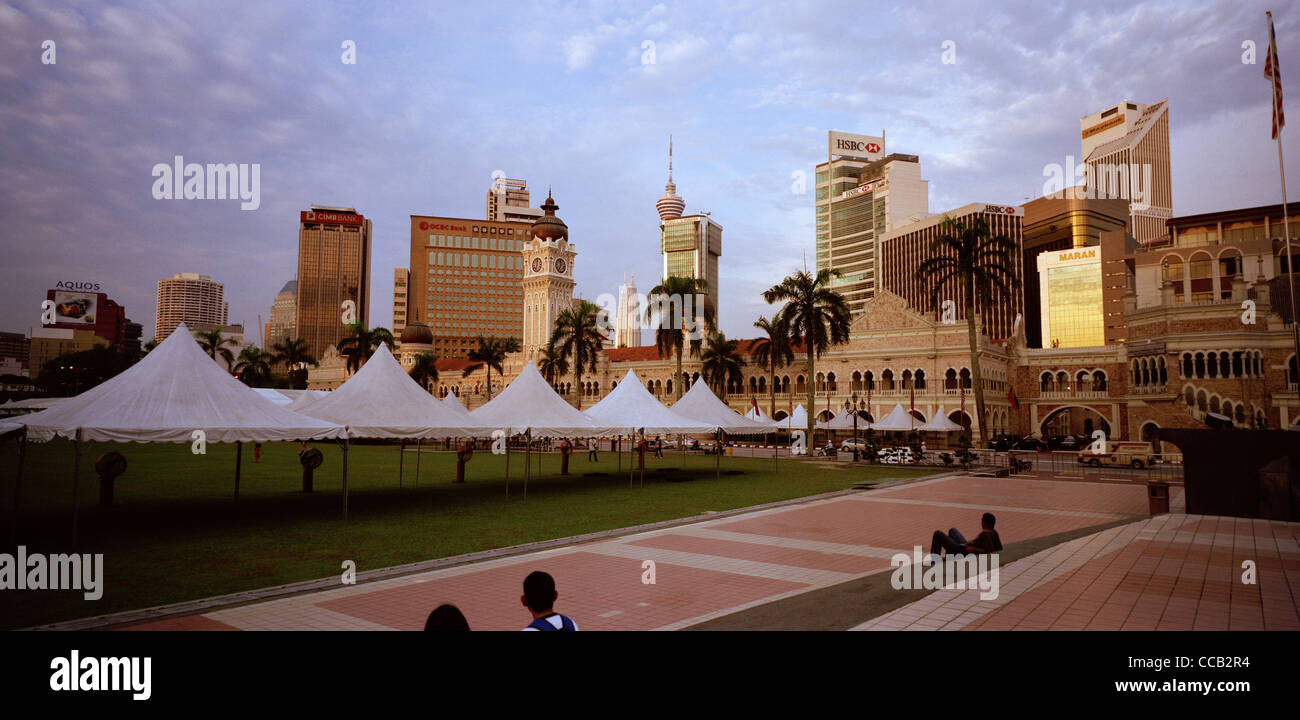 Sultan Abdul Samad Gebäude und die Skyline von Kuala Lumpur in Malaysia in Fernost Südostasien. Stadtbild Mughal Victorian Grand Sky Building Reisen Stockfoto