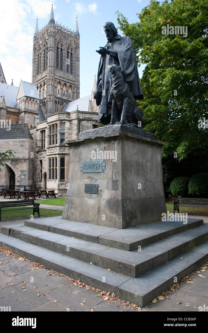 Statue des Dichters Alfred Lord Tennyson und seinen Hund mit Lincoln Kathedrale und ein Baum im Hintergrund. Stockfoto