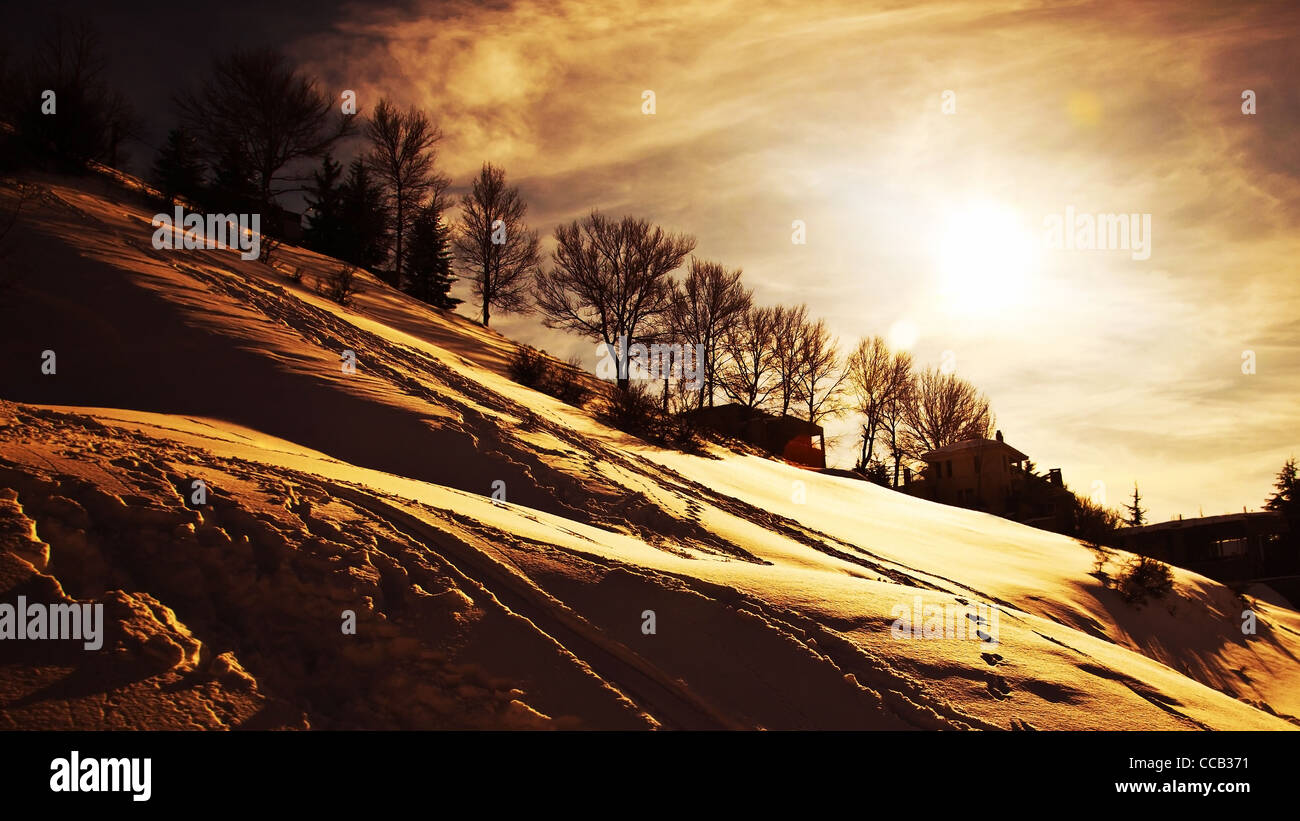 Winterberge Sonnenuntergang, schöne Landschaft, Dorf, bedeckt mit Schnee, Kälte Winter Saisonalität, dramatischer Himmel Stockfoto
