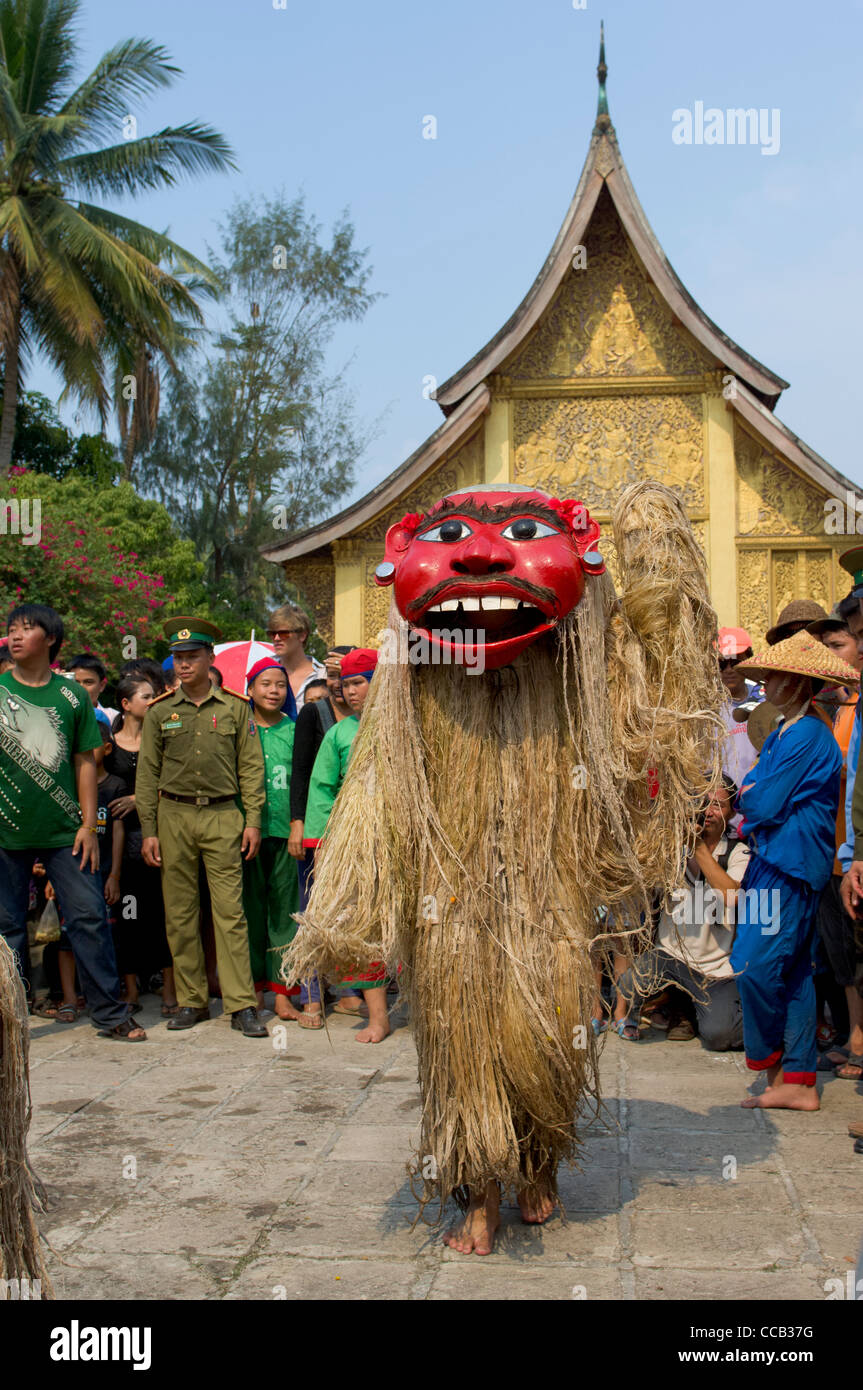 Maskierte Pou Nyer einen legendären Vorfahren der Lao Menschen tanzen vor der goldenen Sim an Wat Xieng Thong auf Mue Nau, der mittlere Tag der Lao Neujahr (Pi Mai Lao), Luang Prabang, Laos Stockfoto