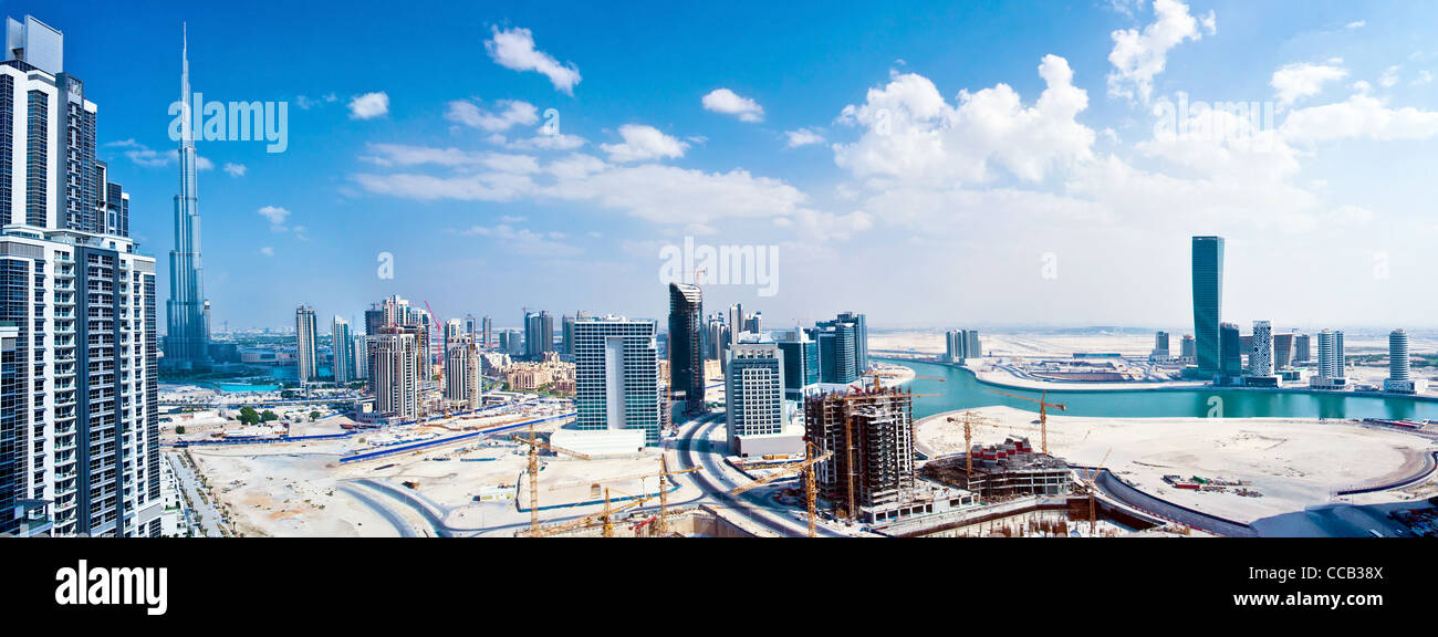 Panorama-Bild von Dubai Stadt, modernes Stadtbild, Innenstadt mit blauem Himmel, Luxus neue Hightech-Stadt im Nahen Osten Stockfoto