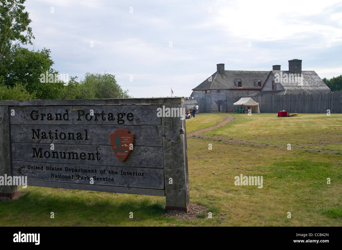 Grand Portage National Monument Marker und die große Halle befindet sich am nördlichen Ufer des Lake Superior in Minnesota, USA. Stockfoto