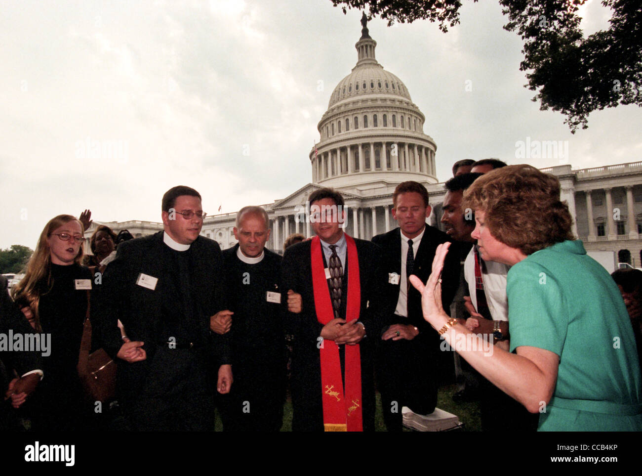 Eine Gruppe von religiösen Führern halten eine Gebetswache vor dem US Capitol nach einem shooting brachen auf dem Capitol Hill 24. Juli 1998 in Washington, DC. Zwei US-Capitol, die in den Vorfall, eine Person verletzt und die einsamen bewaffneten Polizisten getötet wurden verwundet und in Gewahrsam genommen. Stockfoto