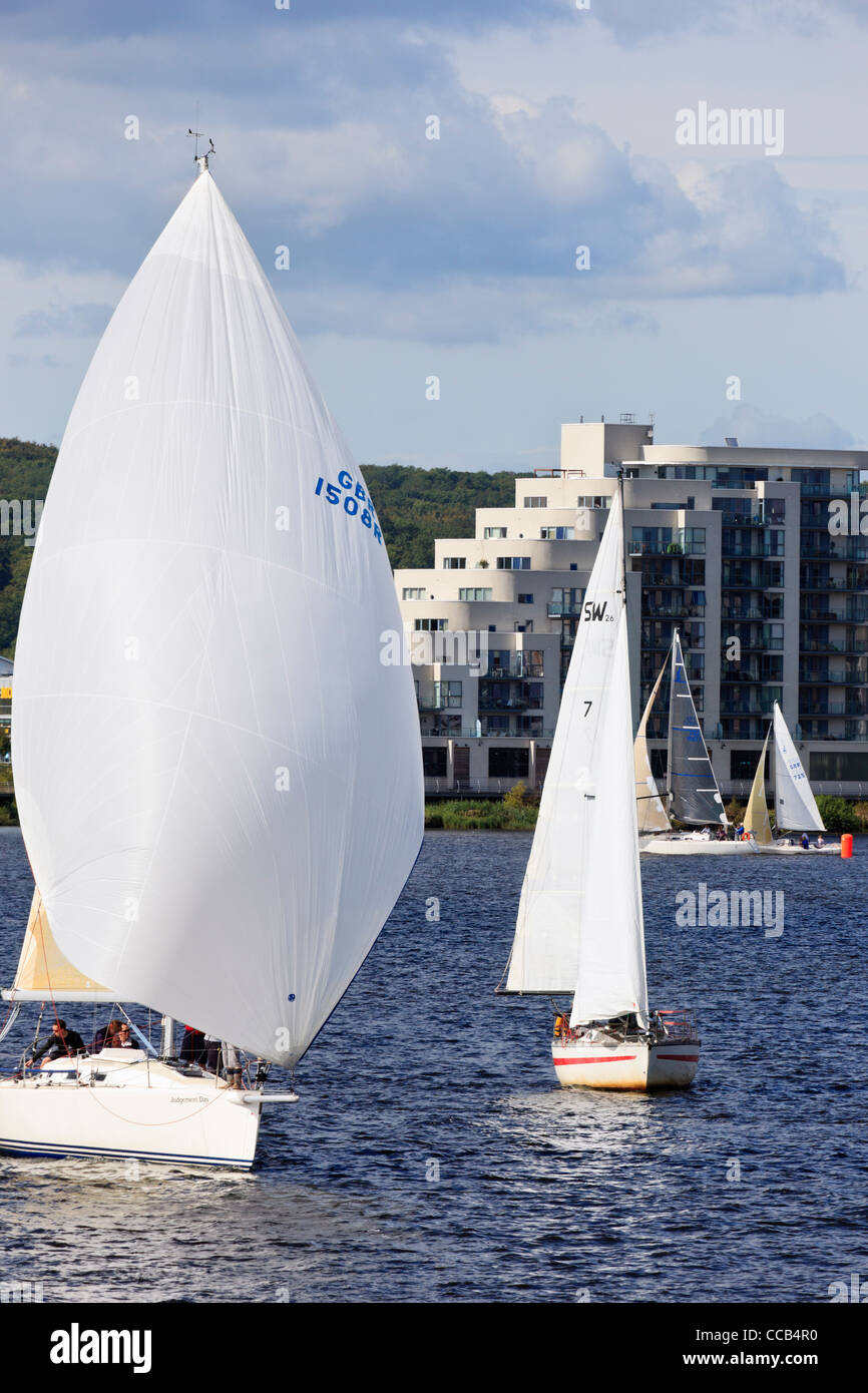 Cardiff, Südwales, UK, Großbritannien. Yachten, die Rennen in einer Segelregatta in Cardiff Bay Stockfoto