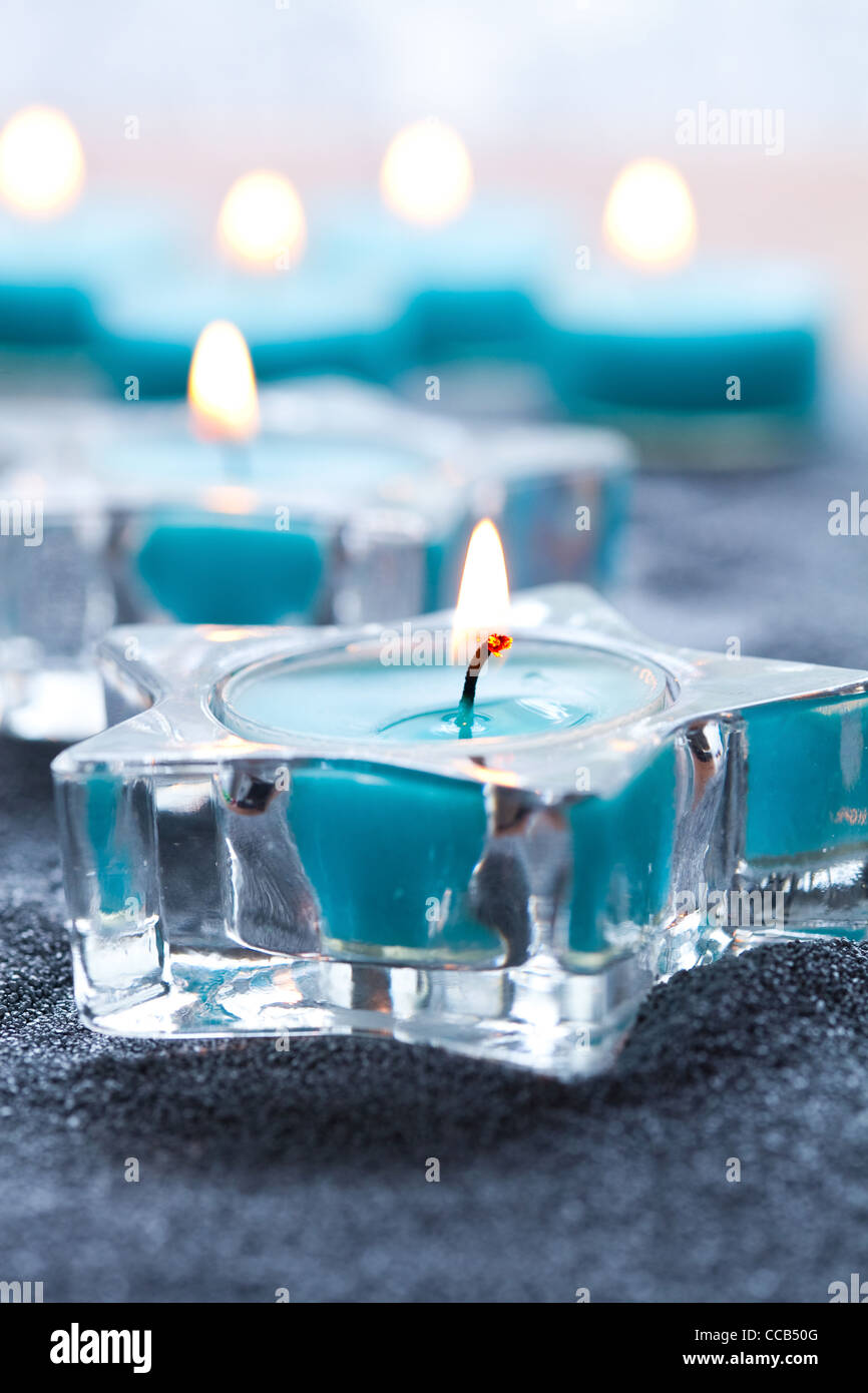 Nahaufnahme des blauen Kerzen in Form eines Sterns Halterung Silbersand Stockfoto