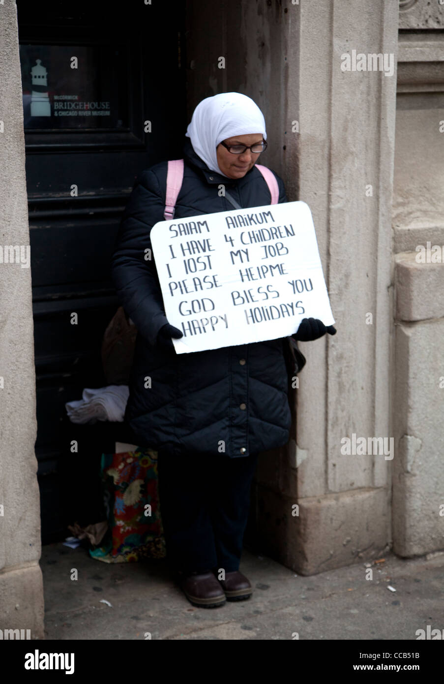 Eine Frau, die ein Schild in der Innenstadt von Chicago hält Stockfoto