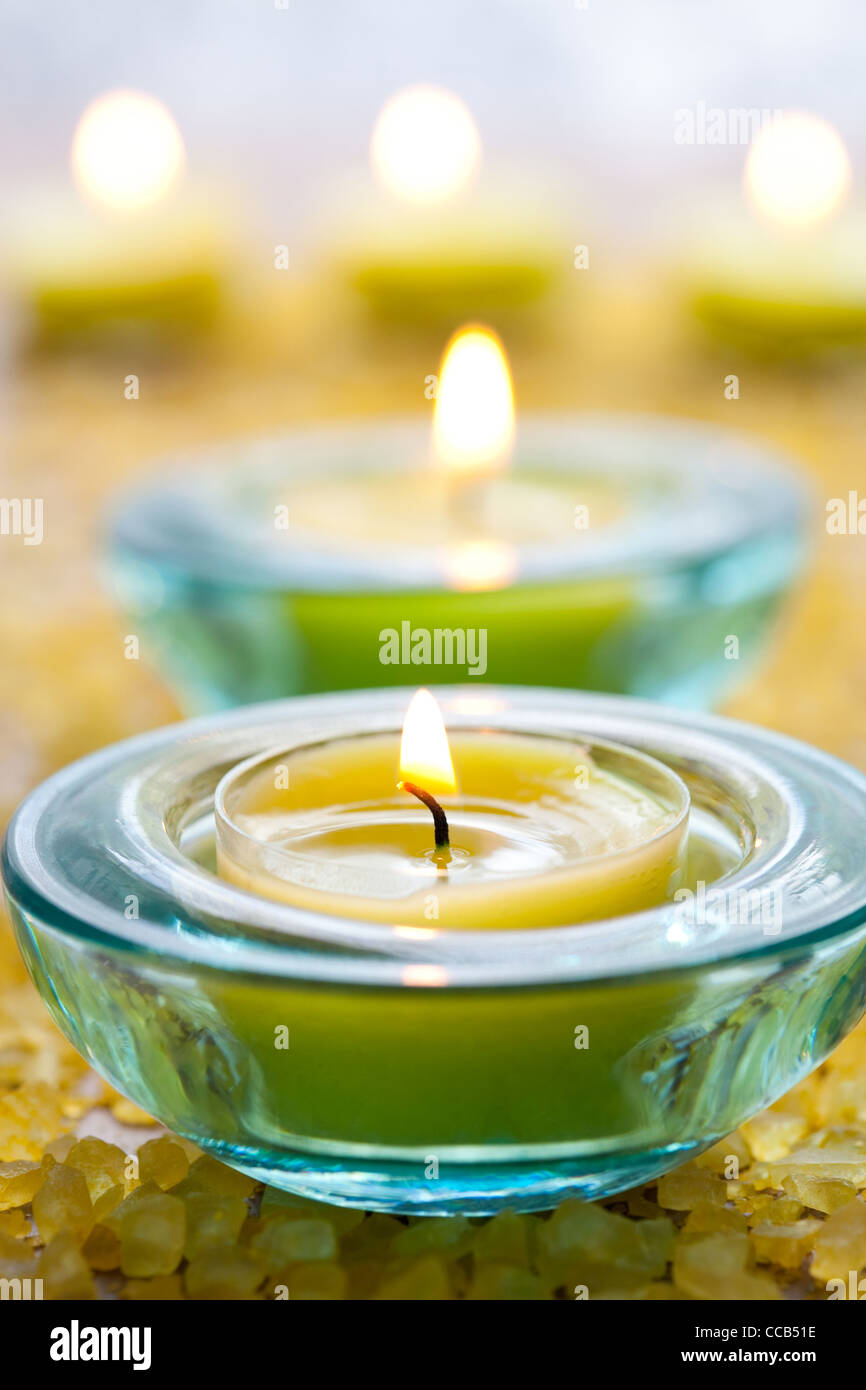 Nahaufnahme der gelbe Kerzen mit gelben Badesalz Stockfoto