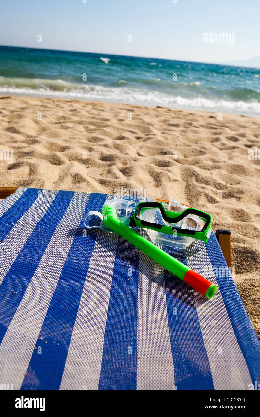 Schnorchel und Maske auf dem Liegestuhl am Strand an einem heißen Sommertag Stockfoto