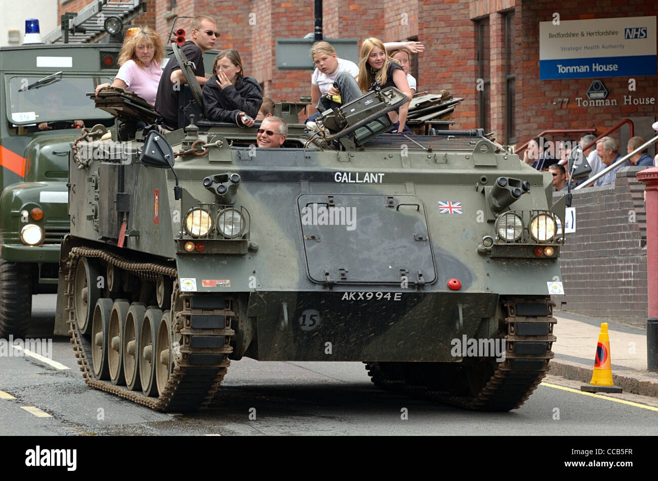 London Barmy Army mit FV 432 gepanzerte Mannschaftswagen, im Karnevalszug, St Albans, UK. Stockfoto