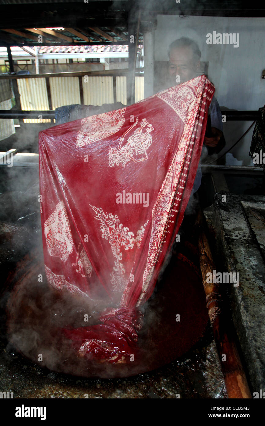 sterben, waschen Stoffproduktion Batik Yogyakarta Indonesien Stockfoto