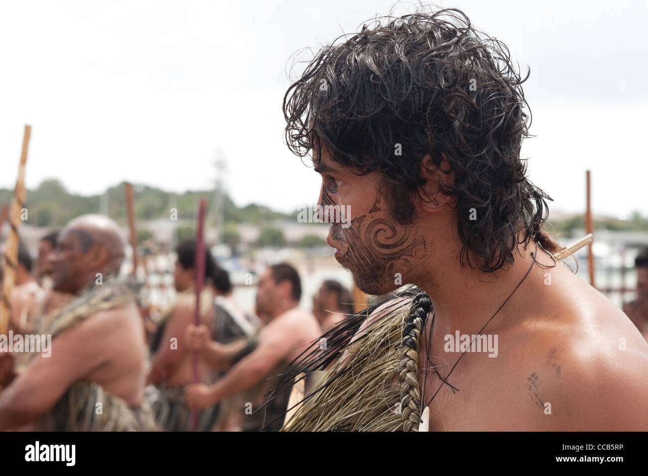 Gekleidet wie ein Krieger am Waitangi Day in Neuseeland Maori Stockfoto