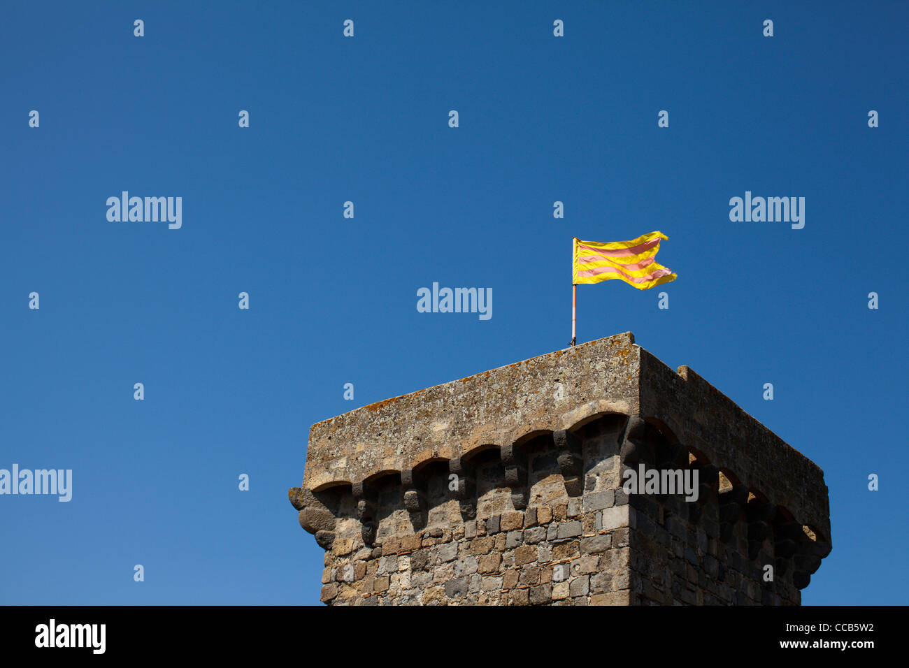 Der Lago di Bolsena-Flagge über der Stadtburg, Italien. Stockfoto